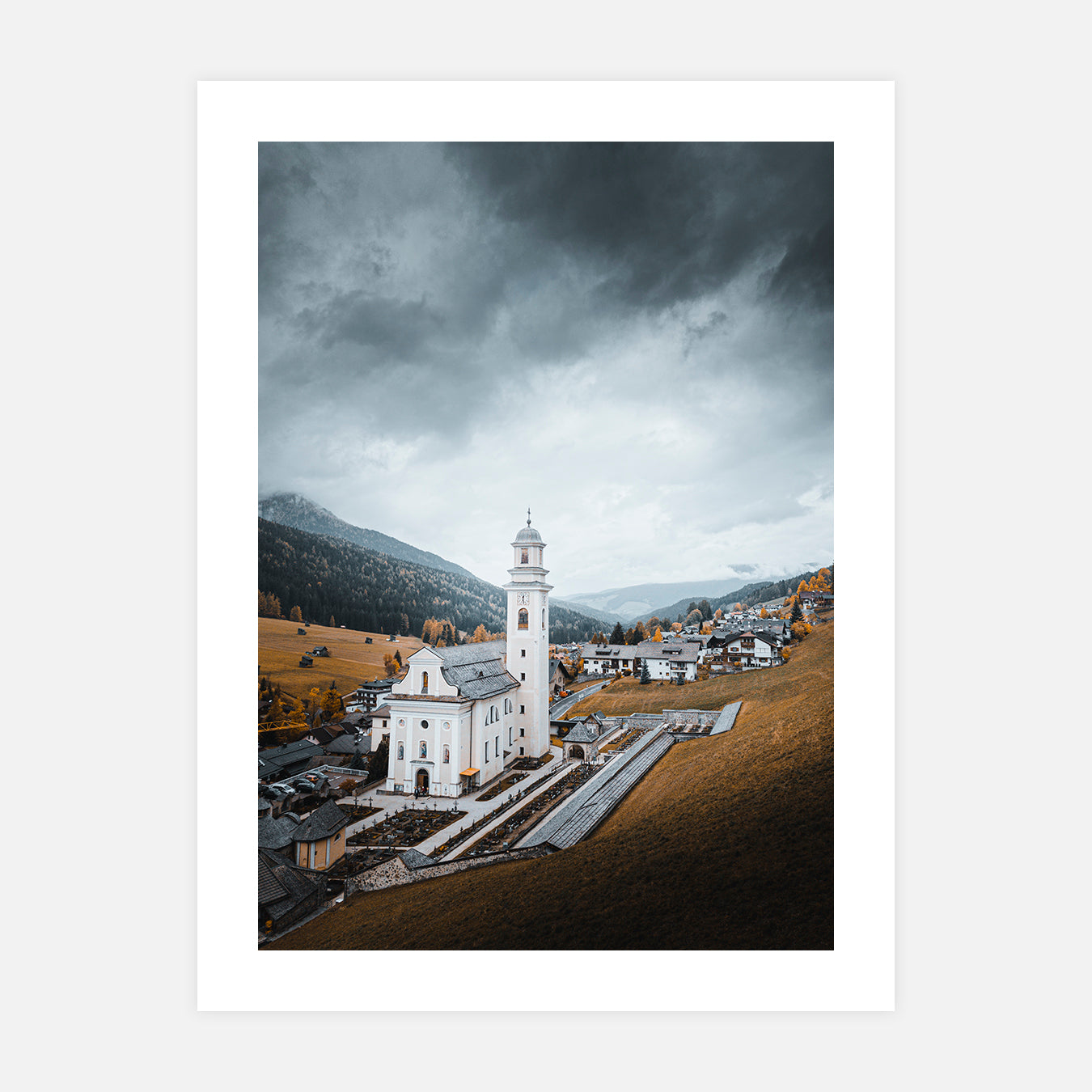 paysage-photo-eglise-au-milieu-montagnes-italie-tableau-deco-salon